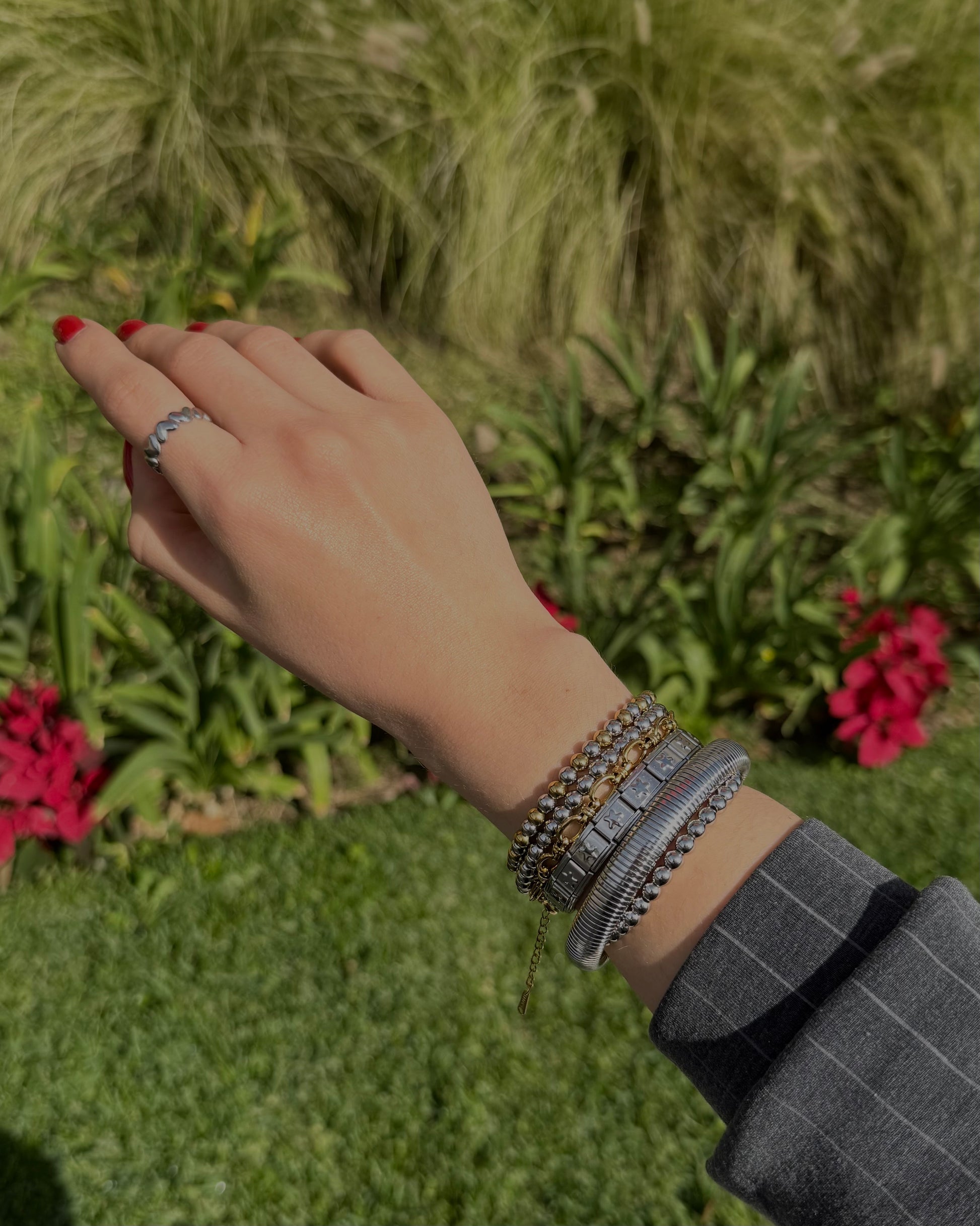 Anillo abierto de corazones