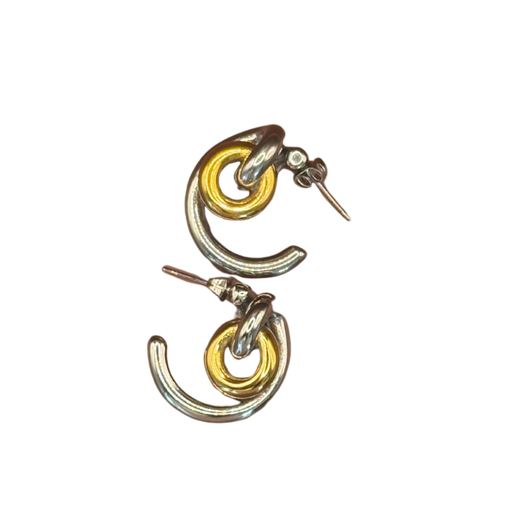 Aretes media luna con un "Twist"