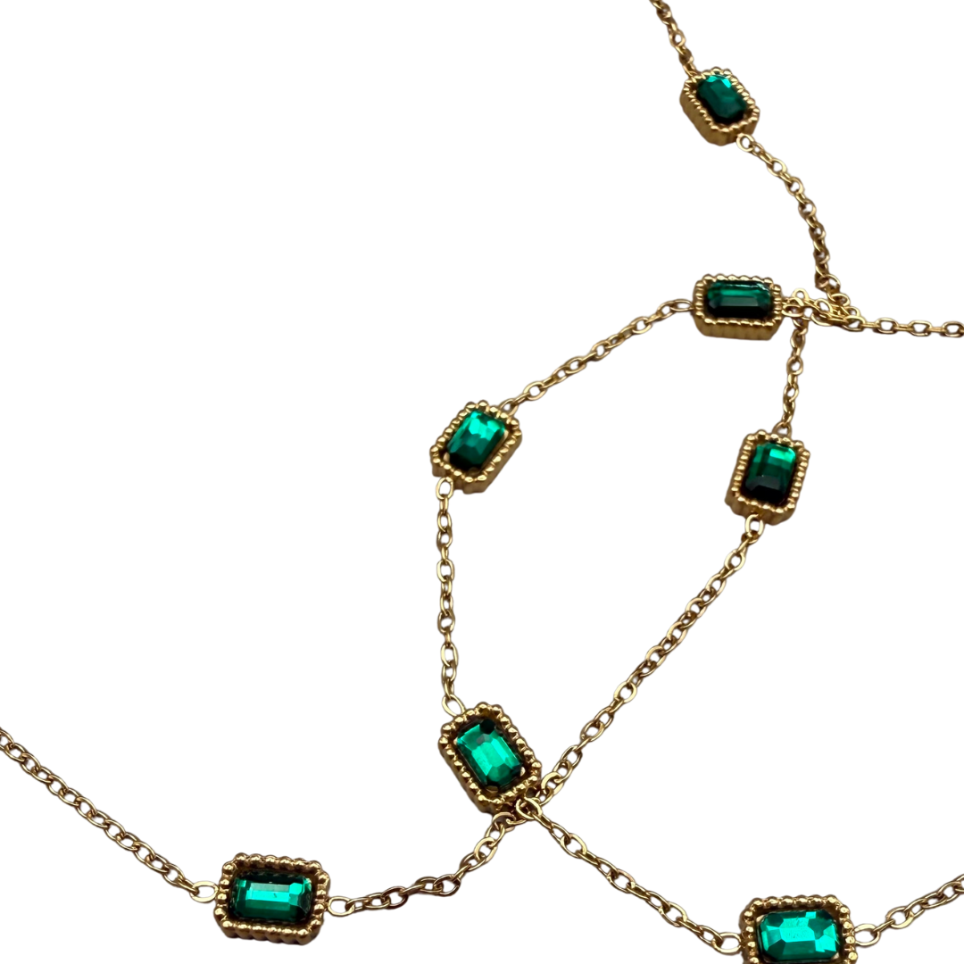 Set cadena con piedras verdes distribuidas