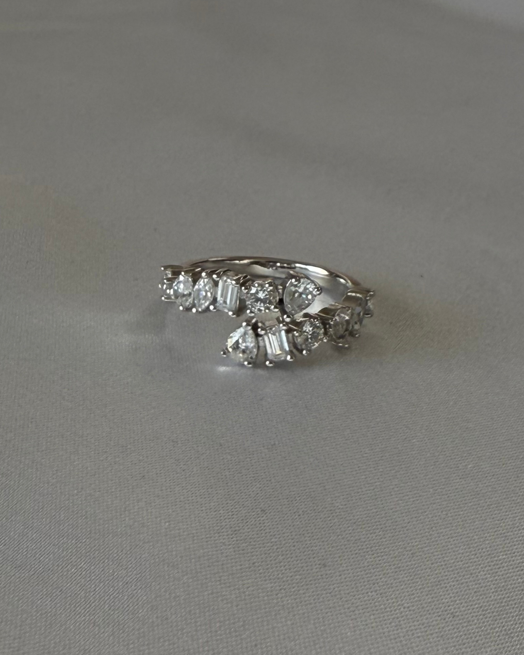 Anillo de plata cruzado