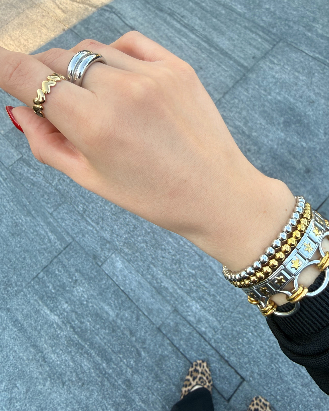 Anillo abierto de corazones